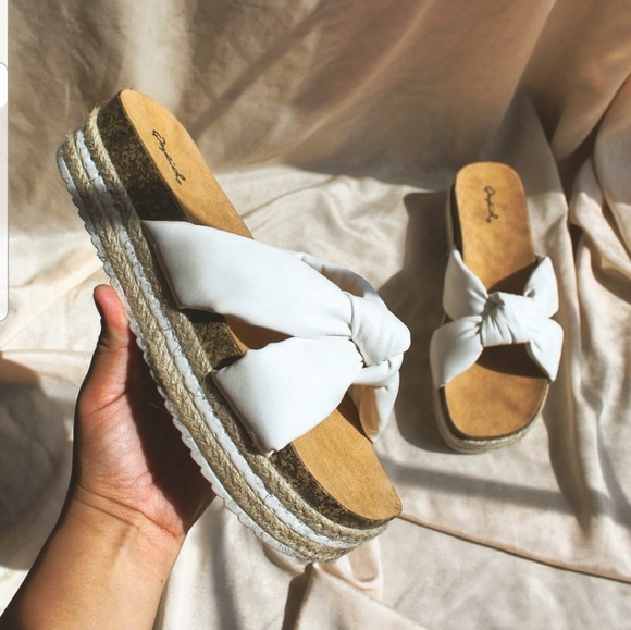 🚨FEW PAIRS LEFT// White platform Sandal - Picture 3 of 8